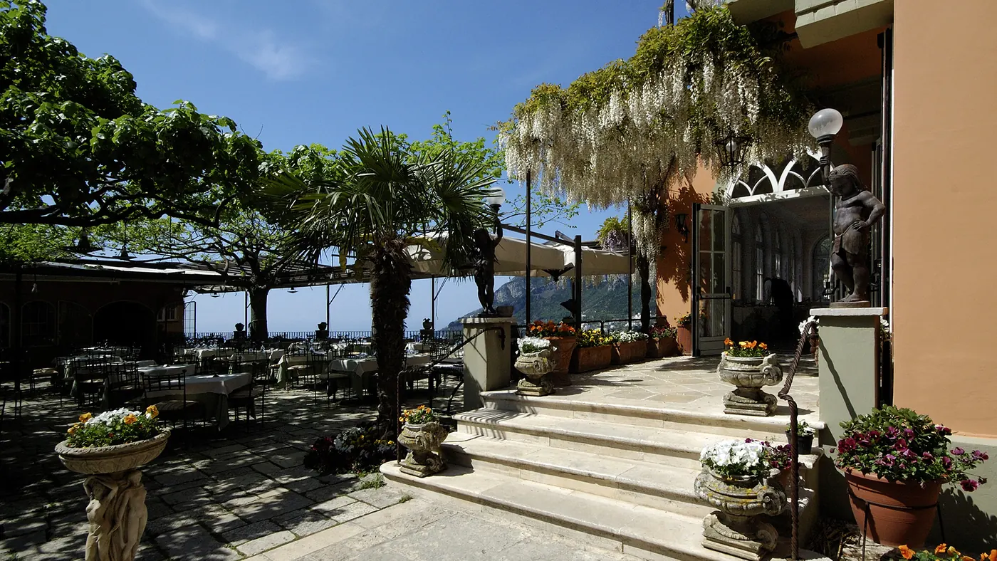 Una terrazza sul mare con pergola e scalinata