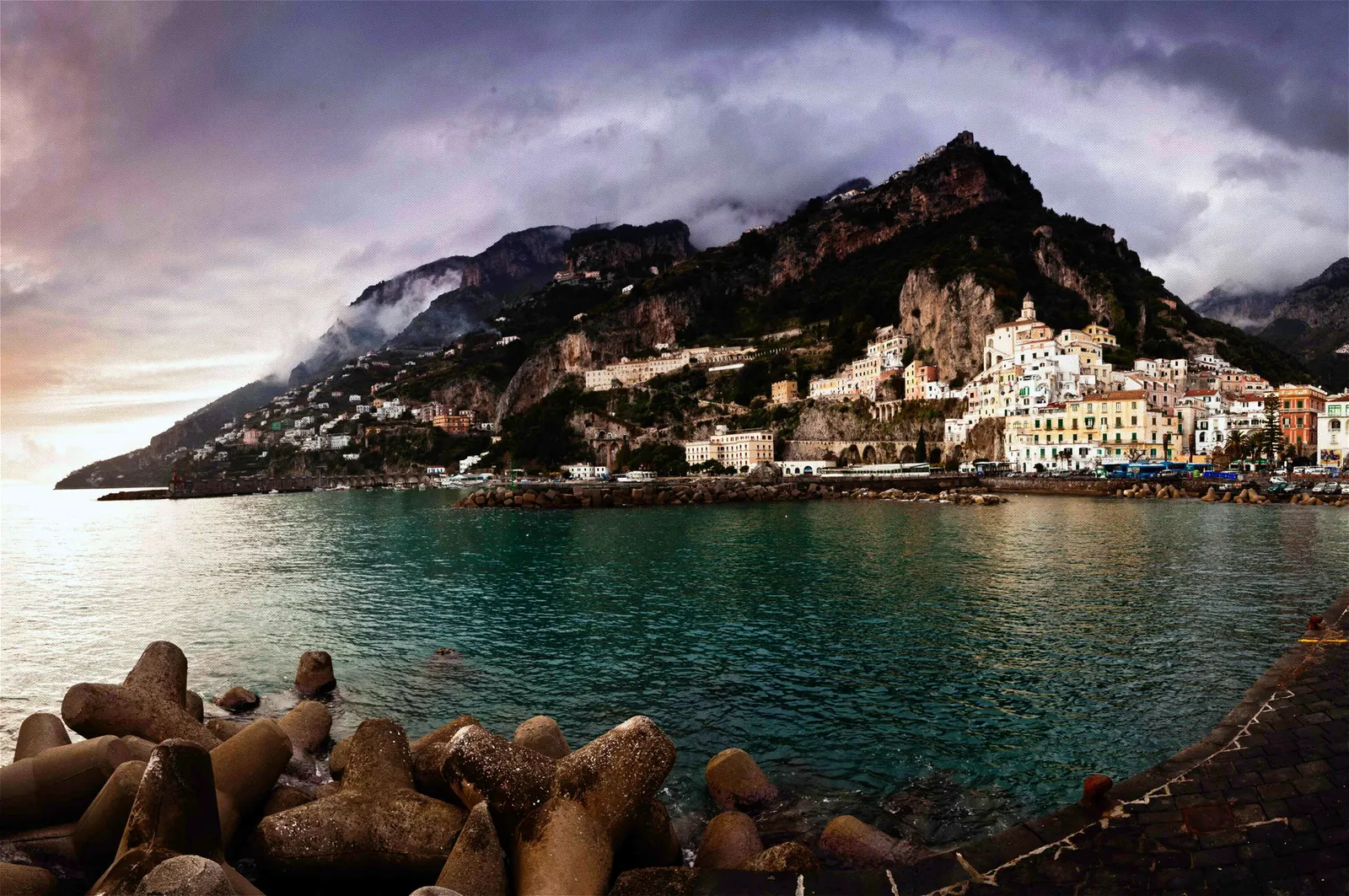 Amalfi al tramonto vista dal mare