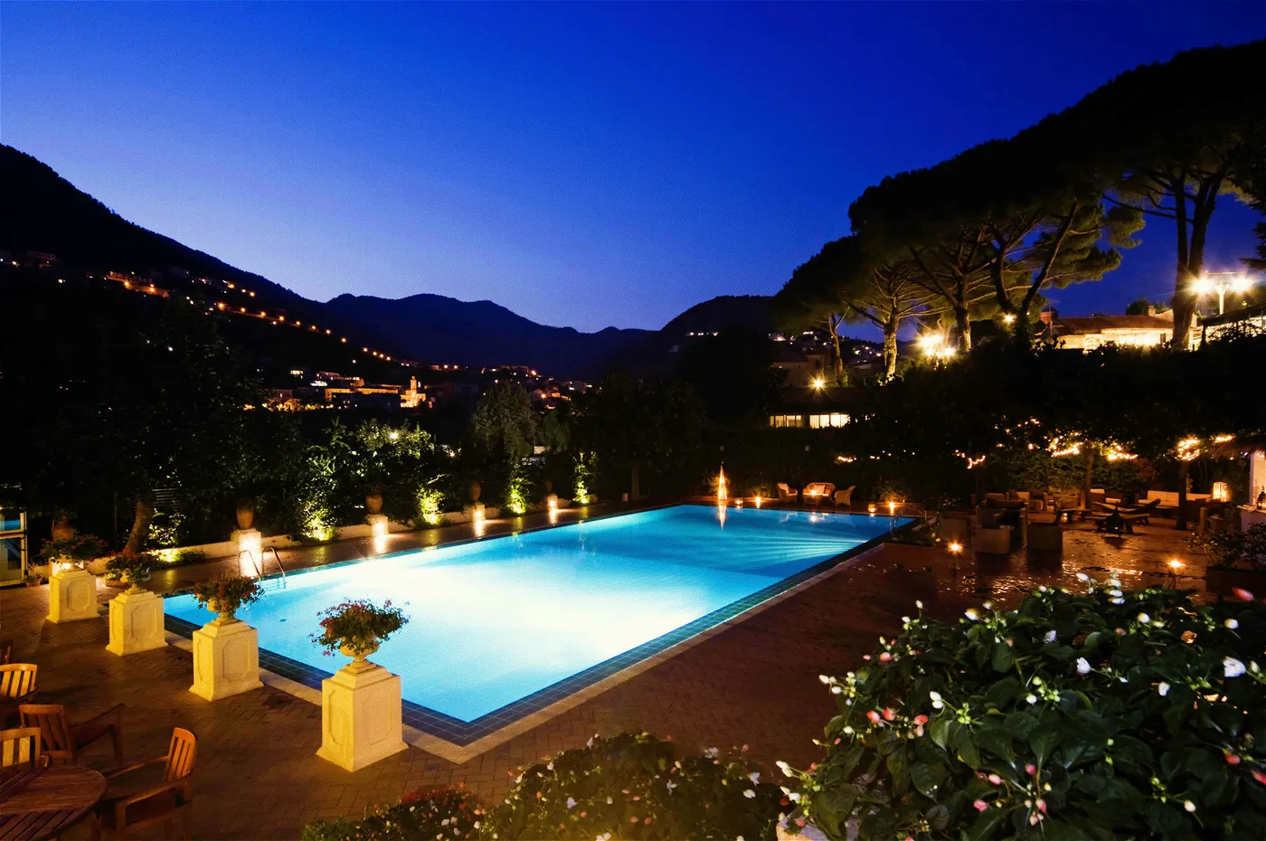 La piscina illuminata di una villa di notte